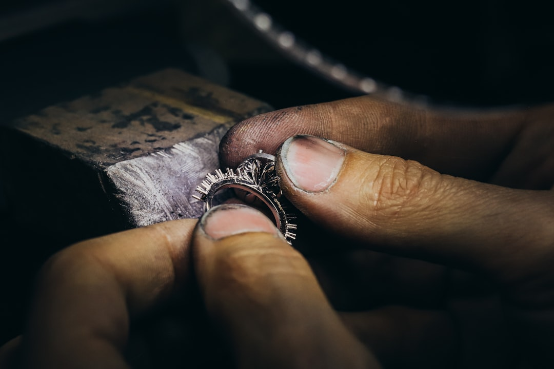 Eleganter Goldring mit Diamant